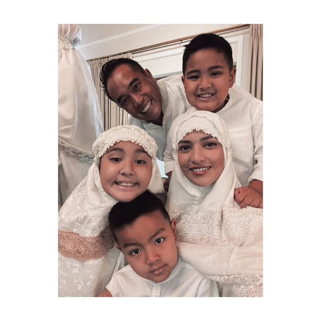 Keluargar Ardi Bakrie dan Nia Ramadhani (Credit: Instagram/ramadhaniabakrie)