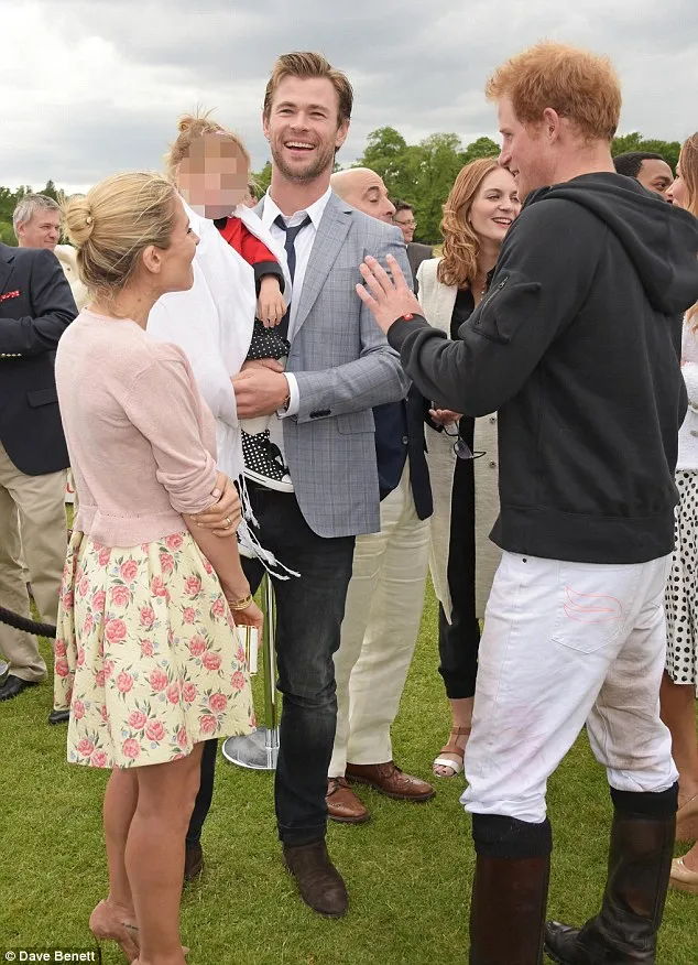 Mereka juga asyik ngobrol bareng Prince Harry/©Dave Benett via Daily Mail