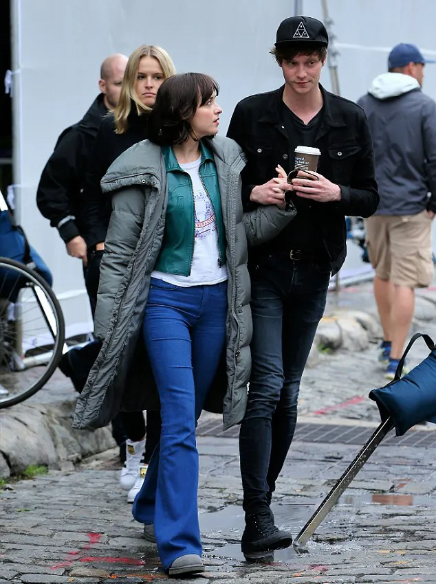 Dakota Johnson gandeng mesra sang pacar di set film HOW TO BE SINGLE/©Splashnews
