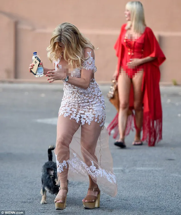 Danielle Armstrong dikejar-kejar anjing/©WENN via Daily Mail