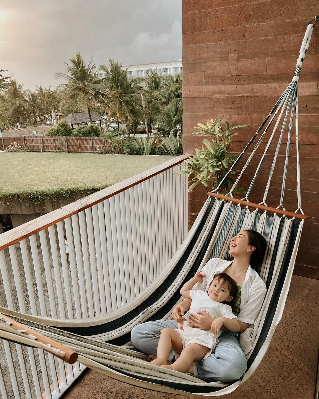 Jessica Mila Momong Anak Asmirandah (Credit: Instagram/jscmila)