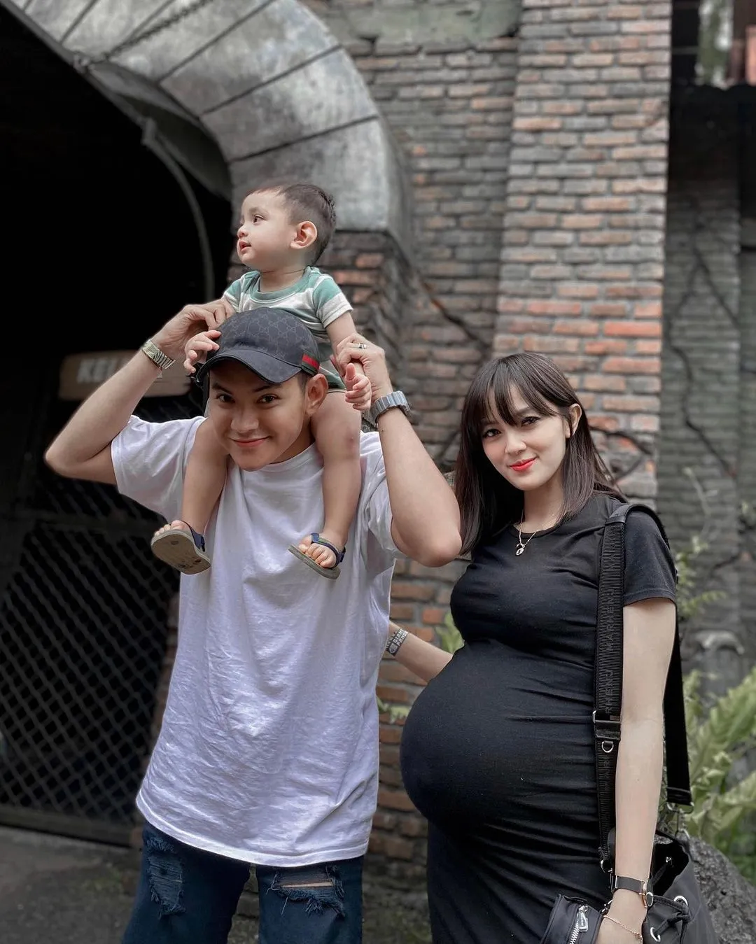 Keluarga Aditya Suryo dan Nessa Salvyana (Credit: Instagram/aditsur88)