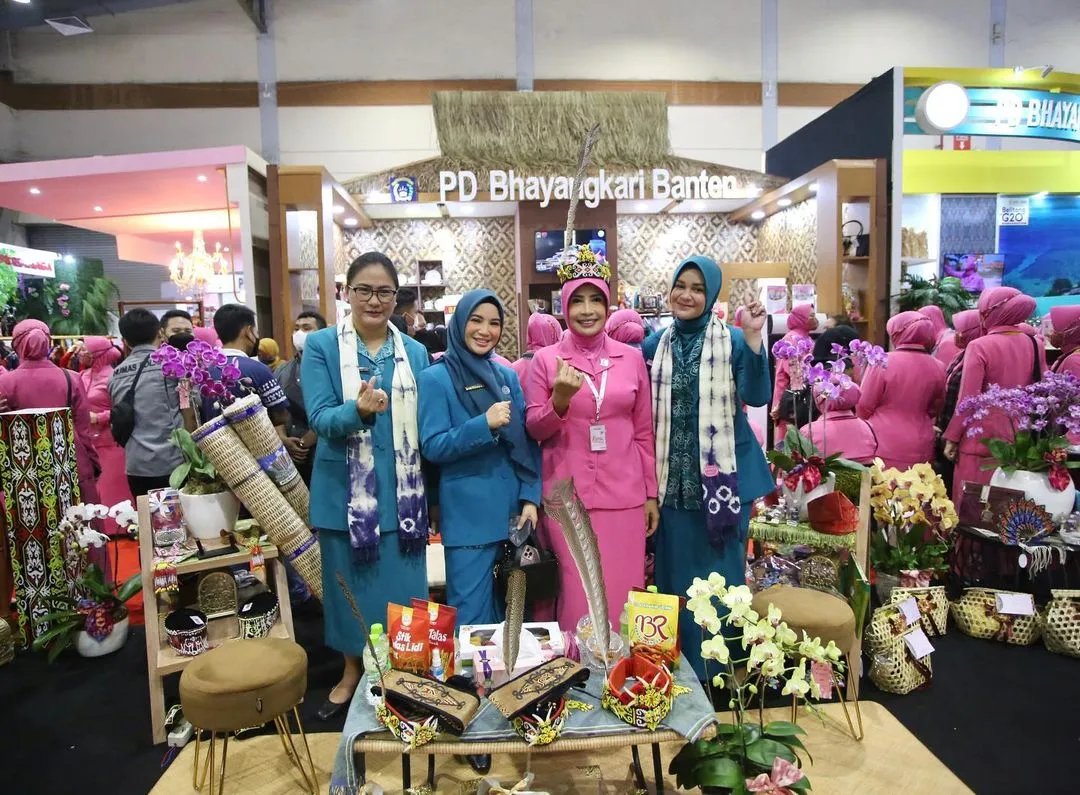 Menunjukkan Stand Bhayangkari