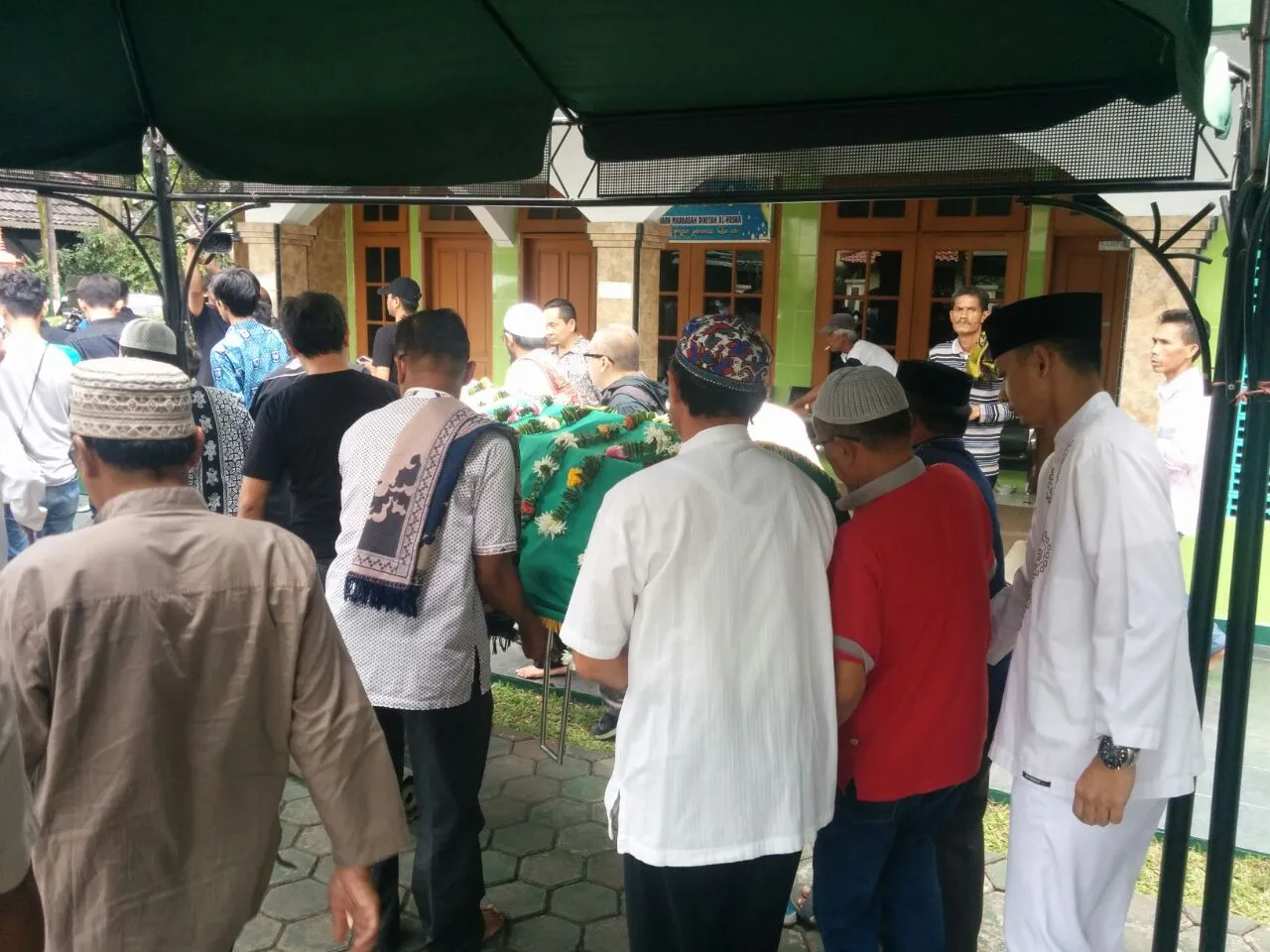 Situasi pasca salat jenazah untuk Oon. ŠKapanLagi.com/Adhib Mujaddid