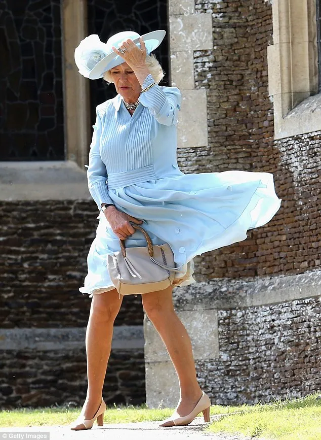 Angin berhembus cukup kencang. Camilla pun harus berjuang ©via Daily Mail