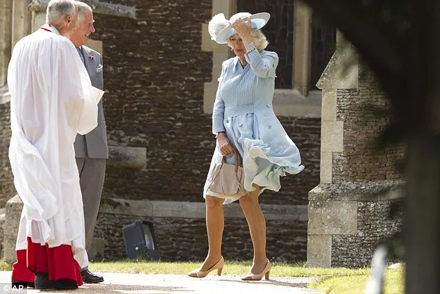 Saat Camilla berjuang, Pangeran Charles malah seperti tertawa melihatnya ©via Daily Mail