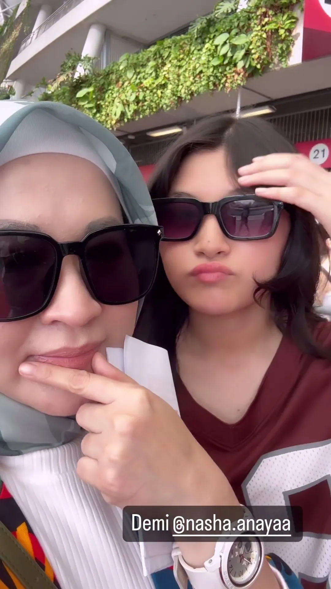 Potret Okie Agustina temani anak nonton konser (credit: Instagram.com/okieagustina_)