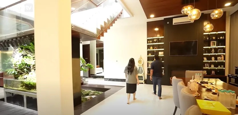 Potret Andre Taulany salfok ke jam di rumah Rachel Vennya (credit: Youtube.com/TAULANY TV)