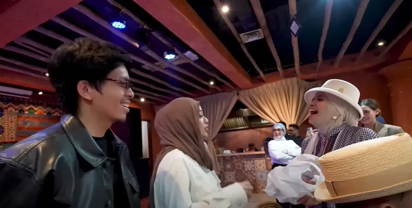 Potret kado Aurel Hermansyah (credit: Youtube.com/GEN HALILINTAR)