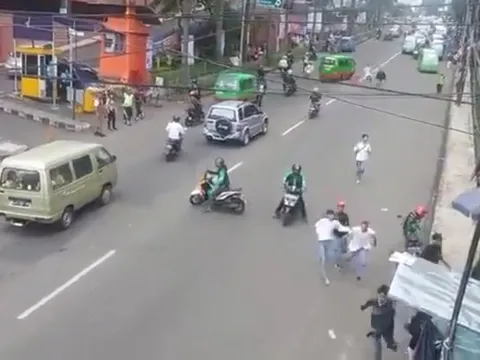 Seorang driver Grab dengan berani menggagalkan aksi tawuran di Bogor beberapa waktu lalu © Facebook.com/Share Video28