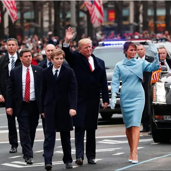 Barron anti sweatpants, dan senang memakai jas ala pengusaha setiap hari/©instagram.com//explore/tags/barrontrump/?hl=en