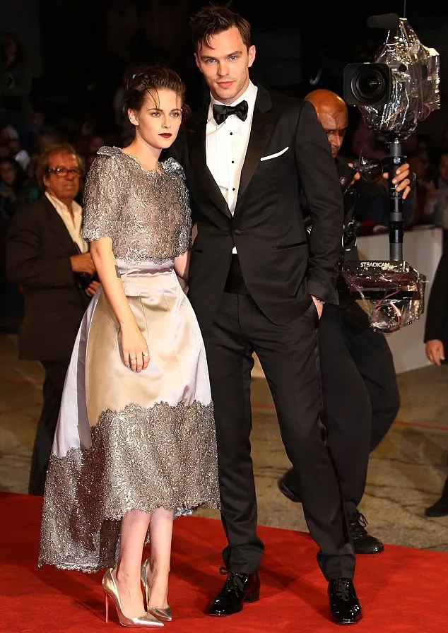 Kristen dan Nicholas bak putri dan pangeran © splashnews.com