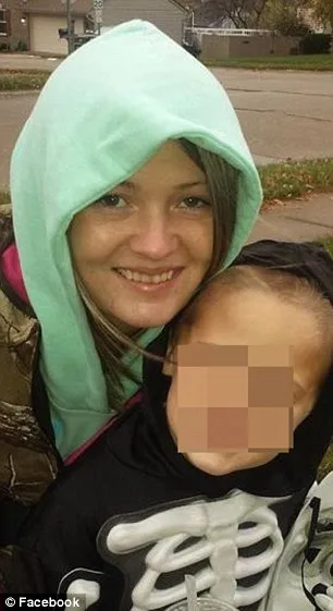 Marilyn Stanley bersama anaknya, karena foto ini diunggah oleh lelaki lain maka Marilyn dianiaya atas nama kecemburuan © dailymail.co.uk