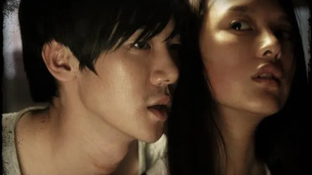 Kim Ji Won dan Yoo Yeon Seok dalam film HORROR STORIES. Yoo Yeon Seok berperan sebagai pembunuh yang menculik Kim Ji Won.