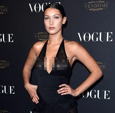 Bella Hadid memang jarang tersenyum di setiap kesempatan © via dailymail.co.uk
