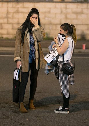 Para Directioners yang ditemukan bersedih © rossparry.co.uk