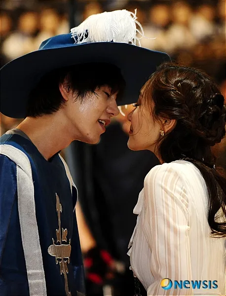Hampir berciuman. Kyuhyun dan Kim So Hyun sudah dalam jarak yang sangat dekat ©smtownjjang.wordpress.com