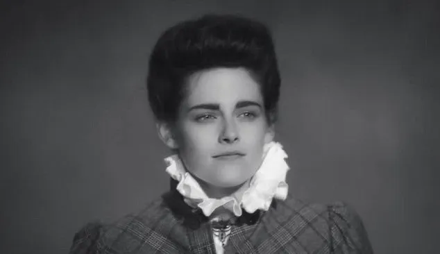 K-Stew sebagai desainer ikonik Coco Chanel/© Chanel