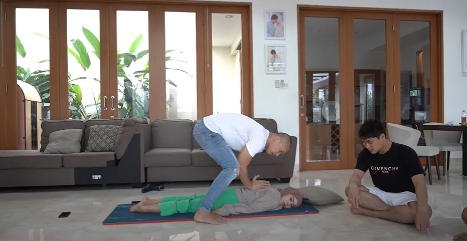 Ditemani sang Suami