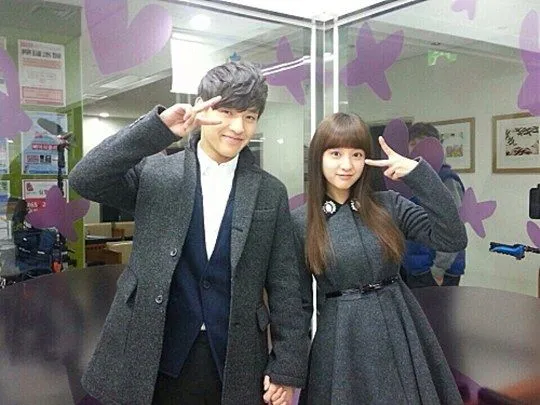 Masih di THE HEIRS. Buat yang nonton sampai tamat pasti tahu ada sesuatu di antara karakter yang diperankan Kim Ji Won dan Kang Ha Neul.
