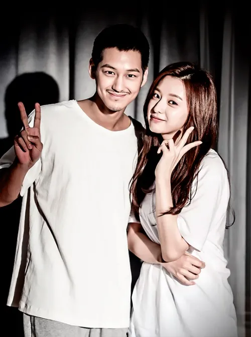 Kim Ji Won sempat jadi cameo di HIDDEN IDENTITY dan beradu akting bahkan ciuman dengan Kim Bum di drama ini.