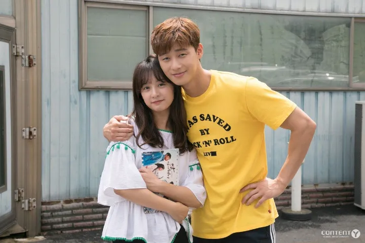 Kim Ji Won dan Park Seo Joon sebagai couple miskin kesayangan penggemar drakor dalam FIGHT FOR MY WAY.
