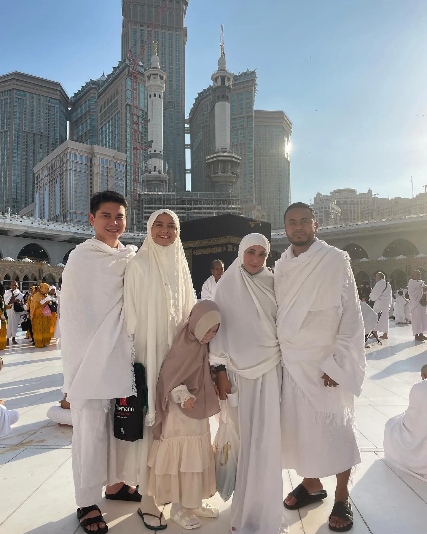 Potret Bridgia, anak  Acha Septriasa saat umrah bersama orang tua (credit: Instagram.com/septriasaacha)
