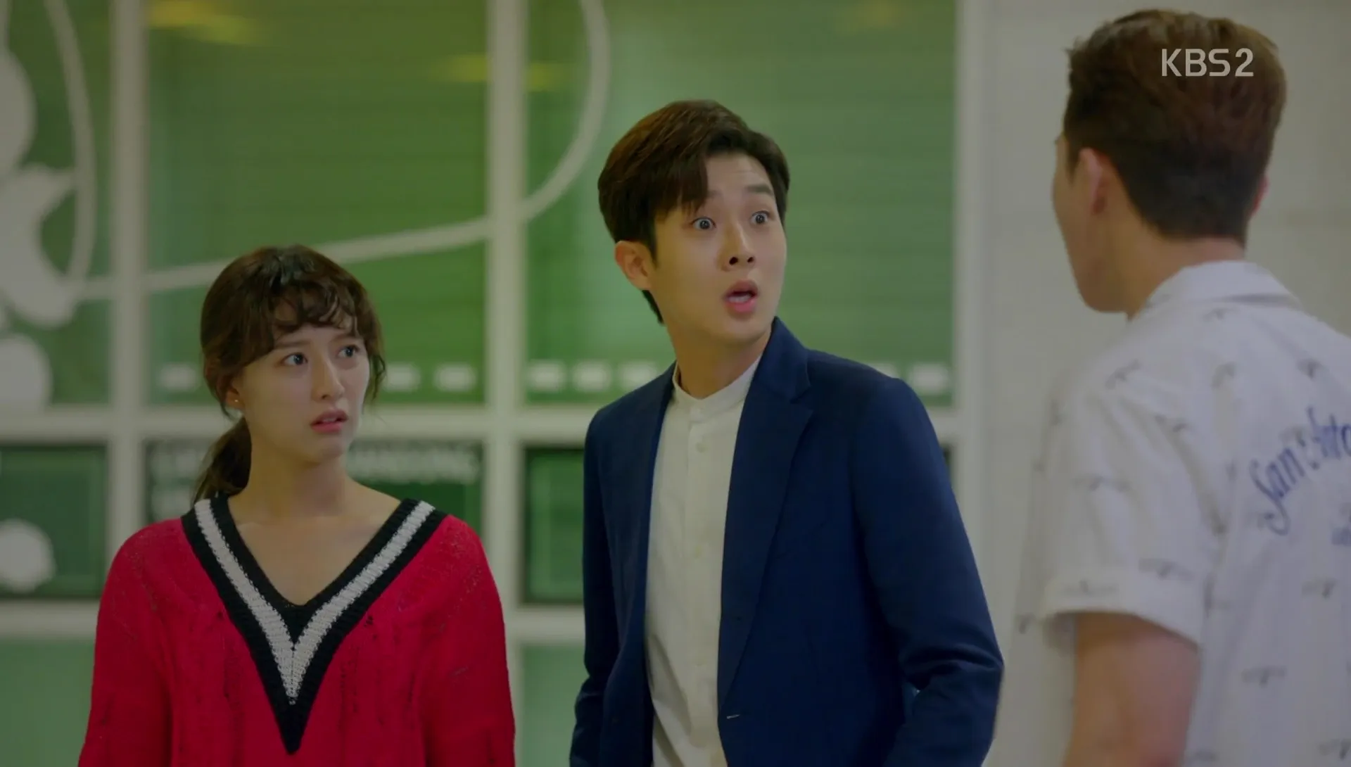 Choi Woo Shik jadi cameo di FIGHT FOR MY WAY dan diceritakan suka banget sama karakter Kim Ji Won di drama ini.