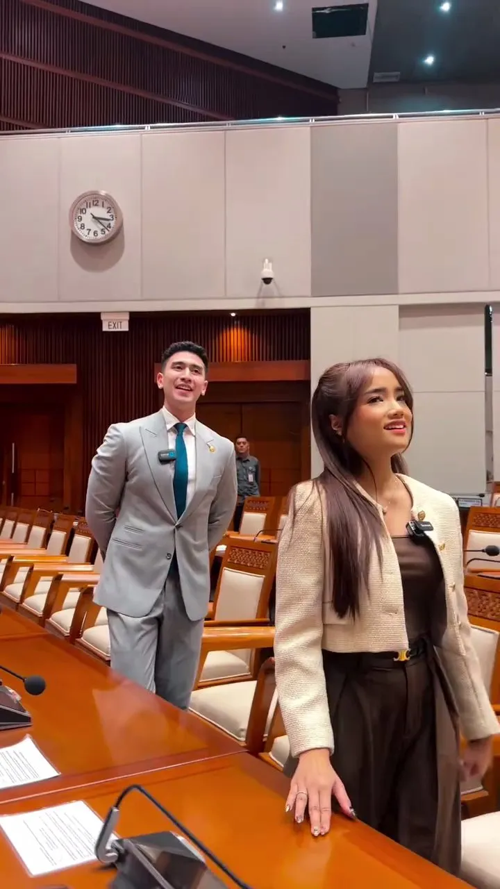 Momen Fuji diajak keliling gedung DPR RI (credit: Instagram.com/bramastavrl/)