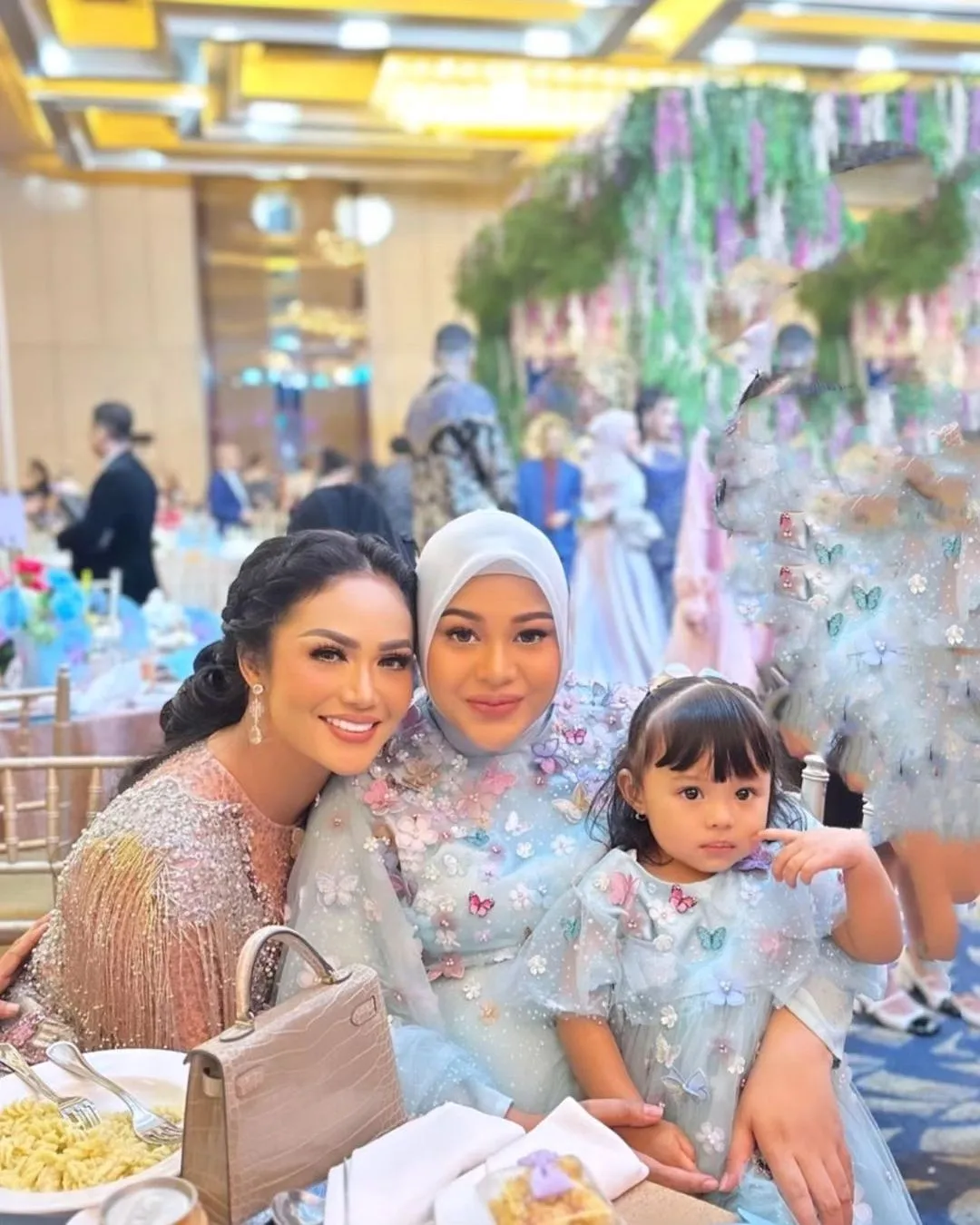 Bertemu Ibu Anang Hermansyah dan Dapat Pelukan Hangat 