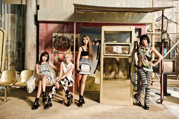 2NE1 bakal tampil dalam variety show Running Man. ©soompi.com
