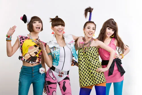 2NE1 foto via Soompi