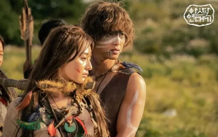 Kim Ji Won dan Song Joong Ki dalam ARTHDAL CHRONICLES. Sebelumnya mereka main bareng di DOTS sebagai rekan kerja.