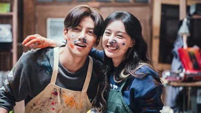 Jadi pasangan gamon bersama Ji Chang Wook dalam LOVESTRUCK IN THE CITY. Banyak yang bilang mereka serasi.