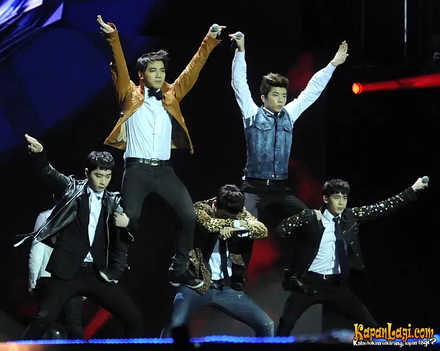 Selalu penuh energi lewat koreografi. Heartbeat 2PM di Music Bank Jakarta. ©Bambang E Ros