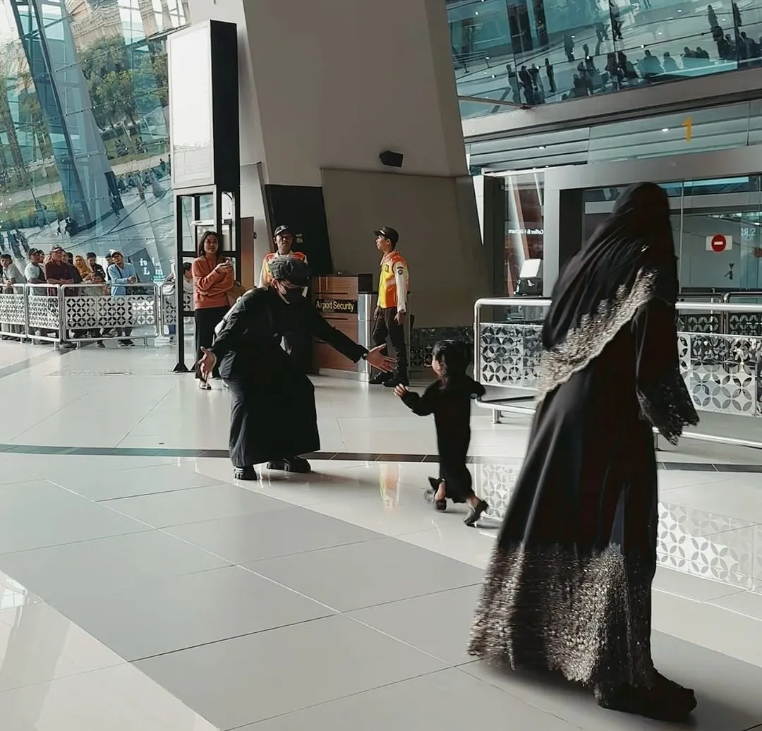 Potret Ameena berlari menghampiri Atta Halilintar (credit: Instagram.com/attahalilintar/)