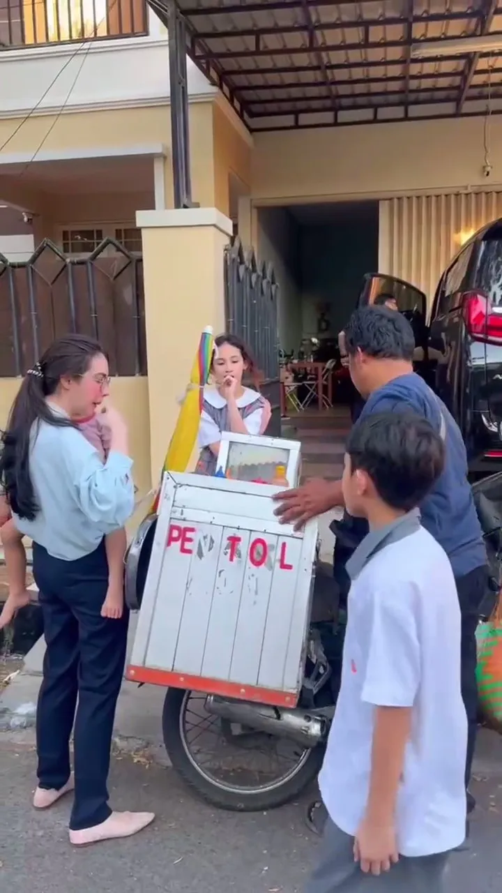 Potret anak-anak Arumi Bachsin jajan bakso (credit: Instagram.com/arumibachsin_94/)