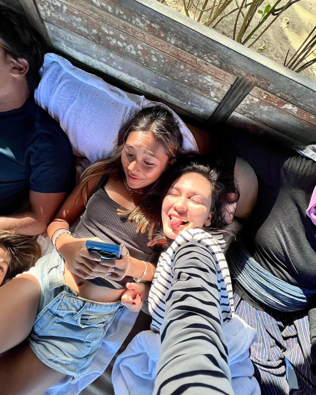 Potret kedekatan Luna Maya dan keponakan (credit: Instagram.com/lunamaya/)