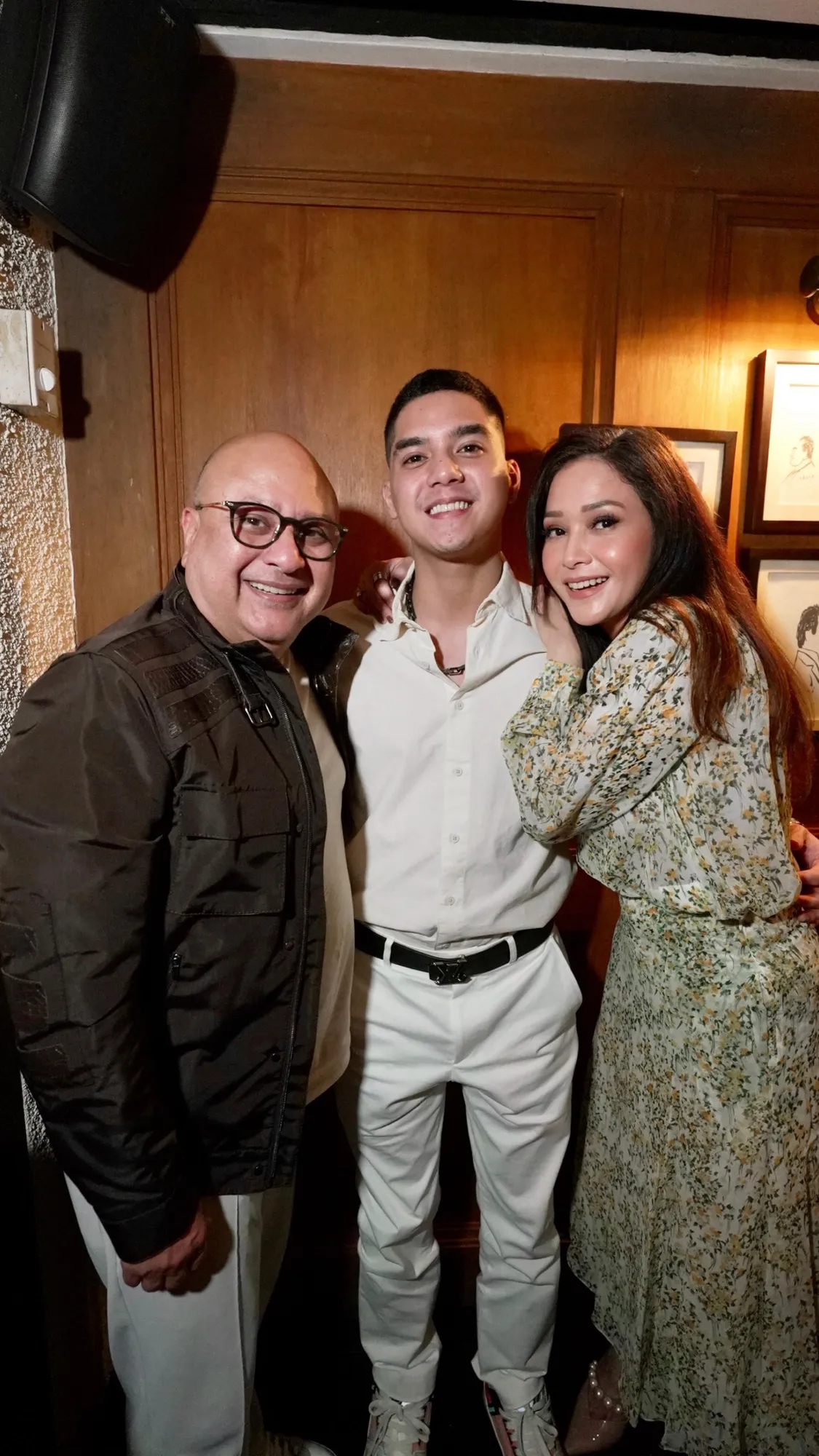 Potret Maia Estianty bahagia Al Ghazali lamar Alyssa Daguise (credit: Instagram.com/maiaestiantyreal/)