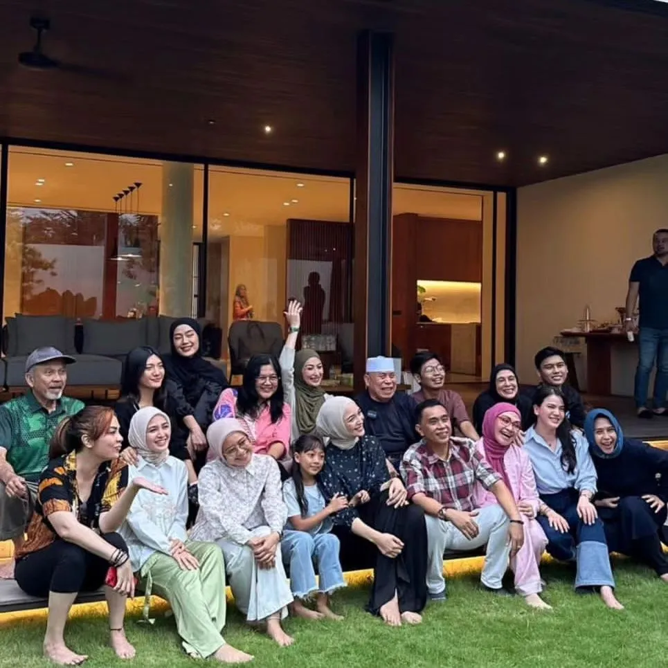 Reuni Pemain TUKANG BUBUR NAIK HAJI Bak Kumpul Keluarga (credit: instagram/firaa_harsyif2023)