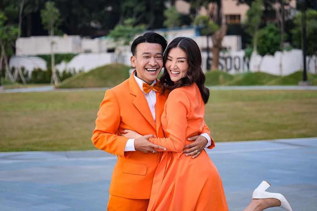 Momen Sarwendah dan Ruben Onsu serasi dengan outfit senada (credit: Instagram.com/sarwendah29/)