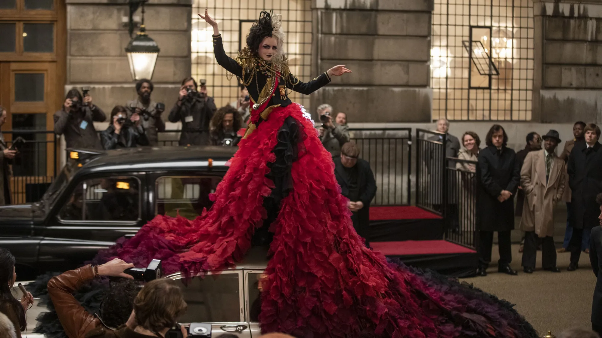 Salah satu gaun couture dalam film. Foto: Walt Disney Pictures. 