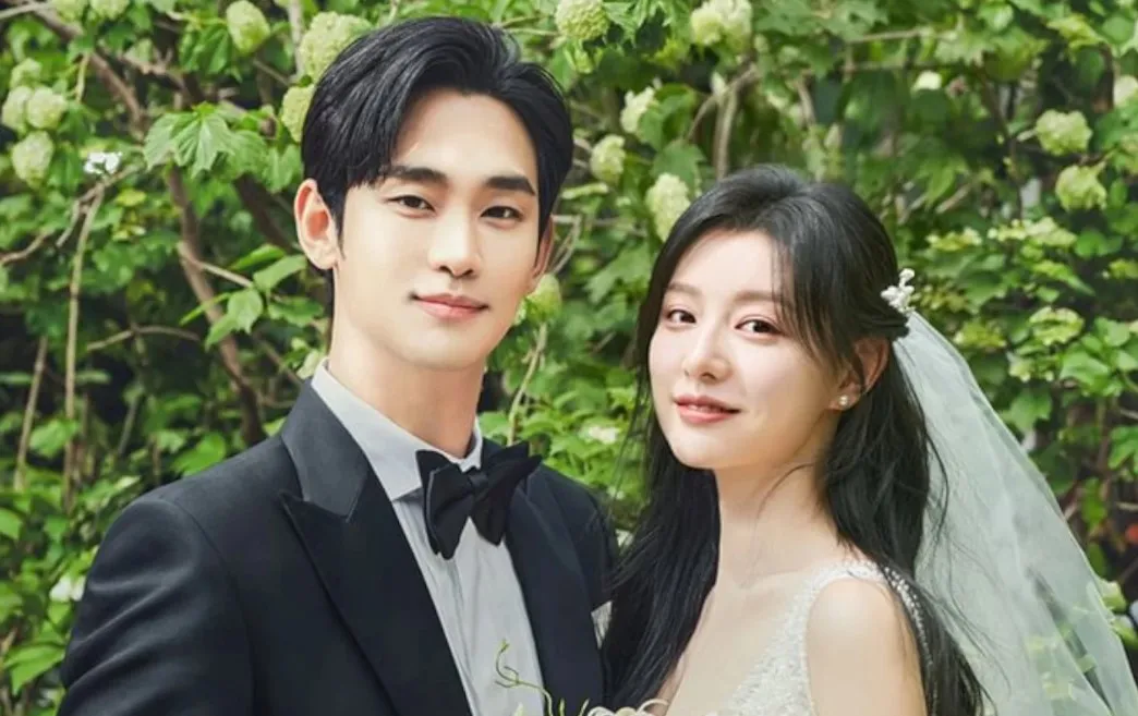 Kim Ji Won dan Kim Soo Hyun jadi pasutri yang tengah dipantau oleh pencinta drama di QUEEN OF TEARS. Kim Kim couple, pasangan favorit pencinta drakor saat ini.