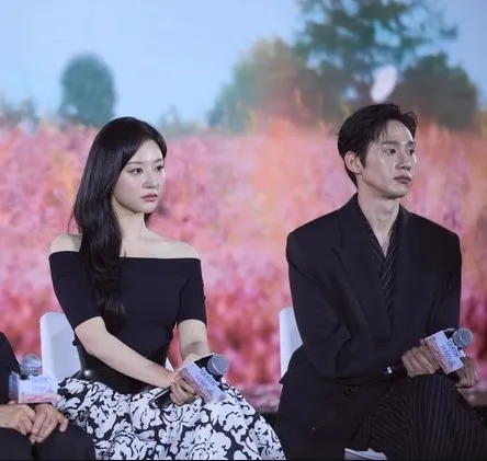 Kim Ji Won dan Park Sung Hoon si teman yang lama sempat dekat di QUEEN OF TEARS. Park Sung Hoon disebut spesialis peran perebut istri orang.