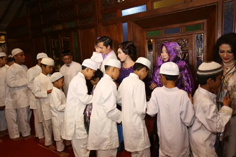 Tak lupa, diulang tahunnya kali ini Ussy juga berbagi rejeki untuk anak yatim. @KapanLagi.com®/Budy Santoso