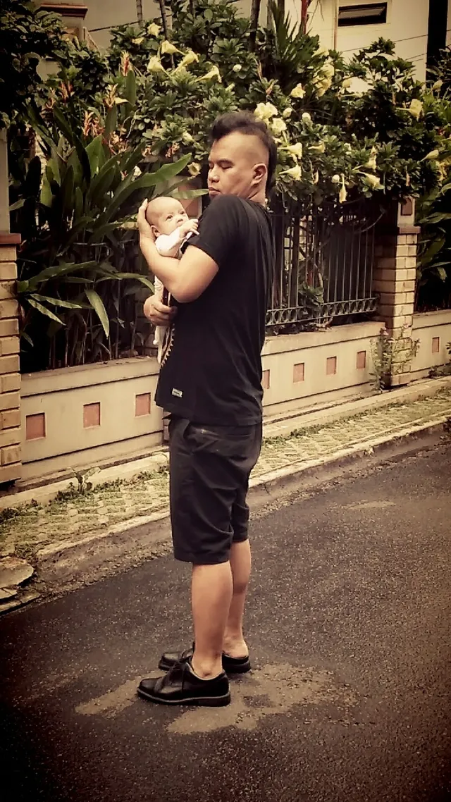 Ahmad Dhani gendong buah hatinya © path Mulan Jameela