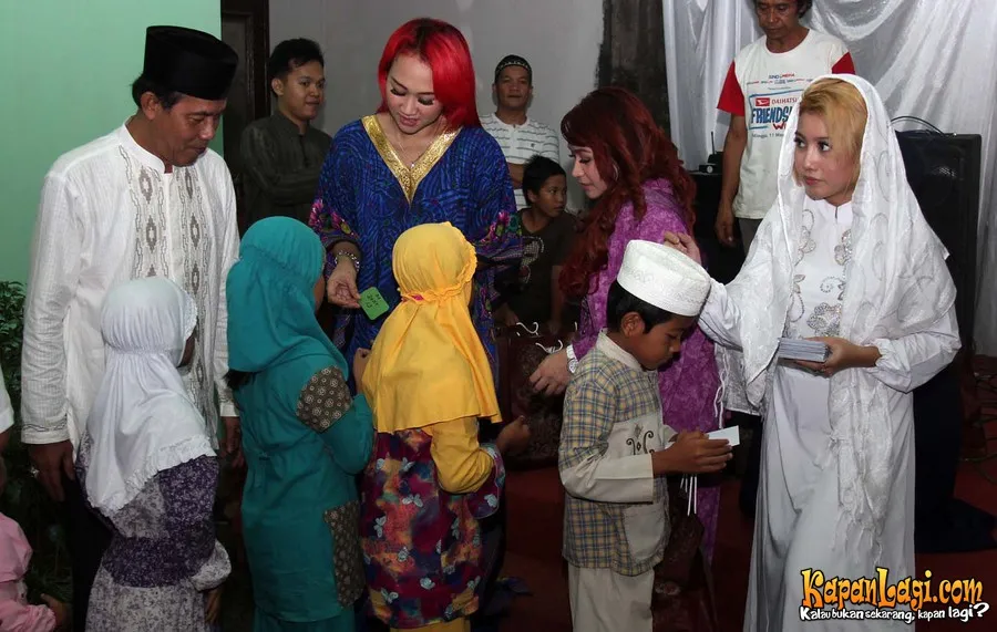 3 Kucing berbagi rejeki kepada anak-anak yang kurang beruntung