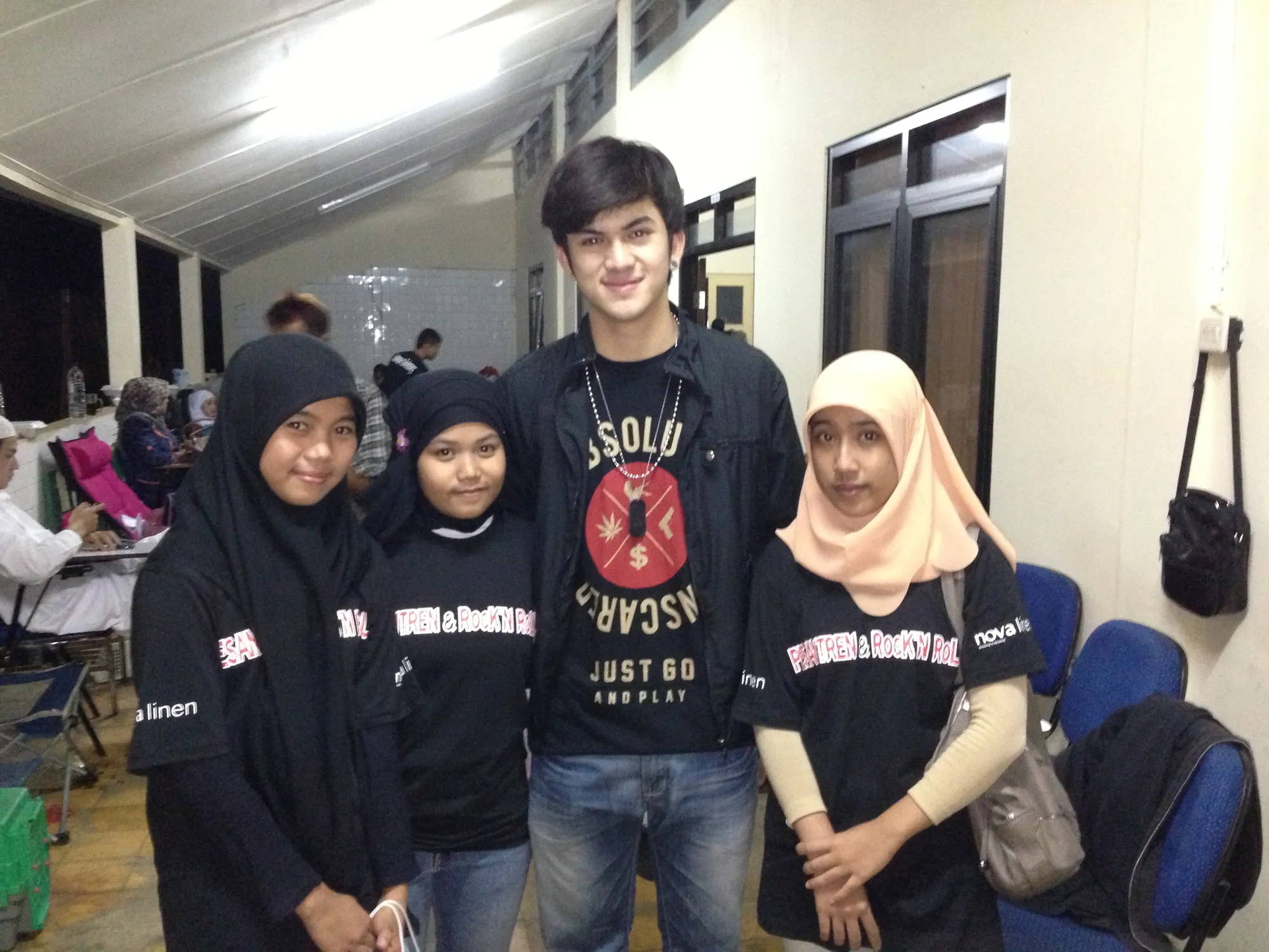 Rizky Nazar dan pemenang kuis meet and greet.