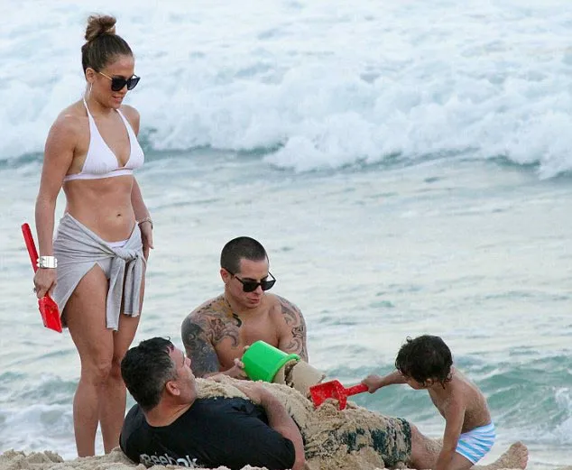 Jennifer Lopez bermain di pantai Rio