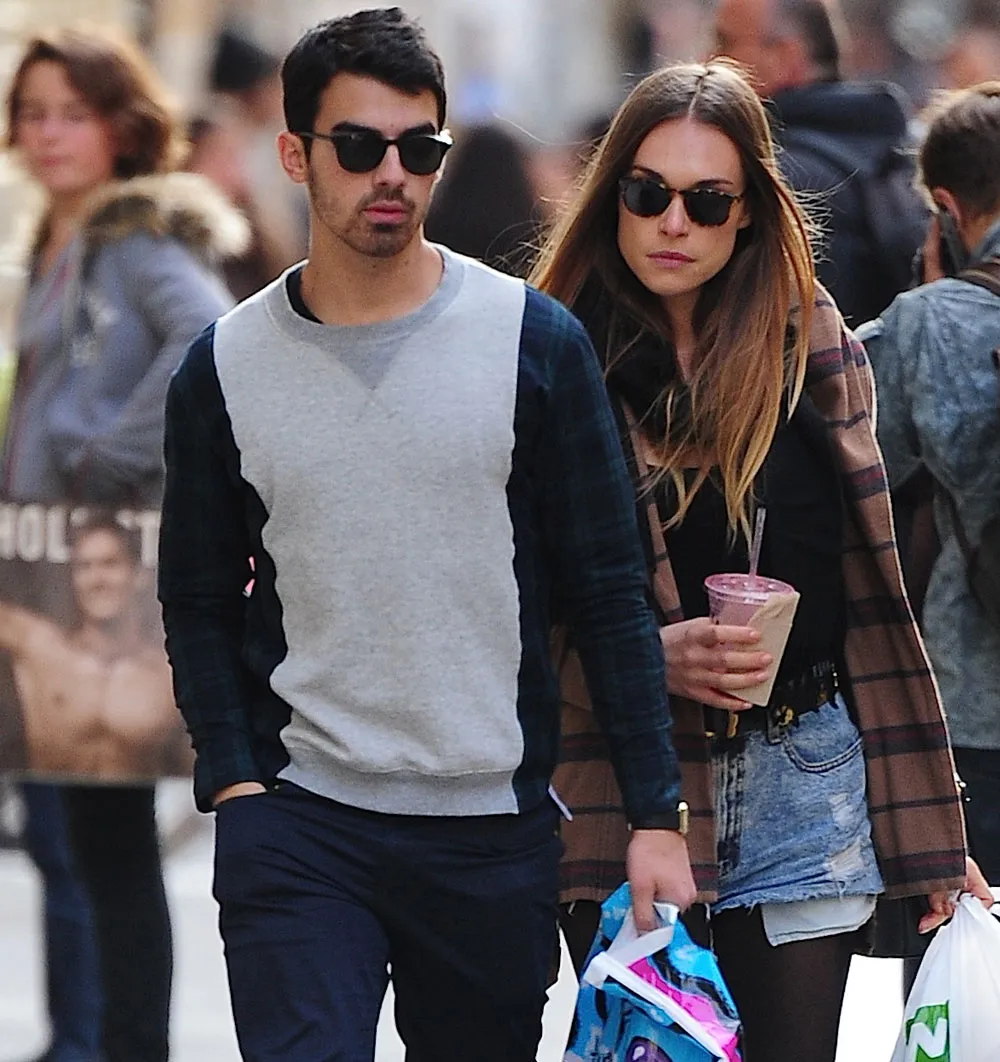 Joe Jonas dan Blanda Eggenschwiler ketahuan jalan bareng © Splashnews